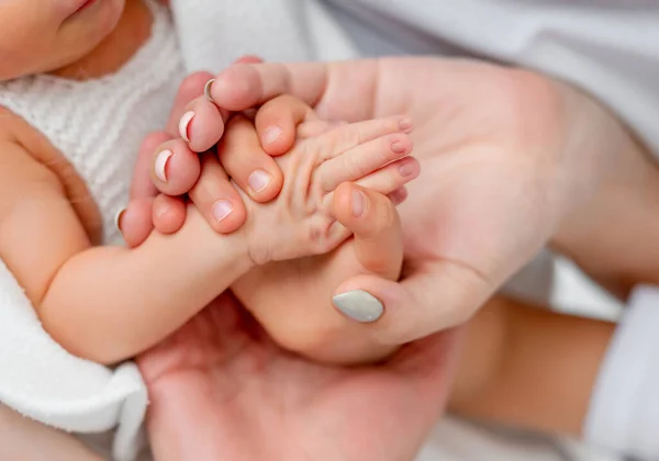 Anne ve yeni doğmuş bebek elleri — Stok fotoğraf