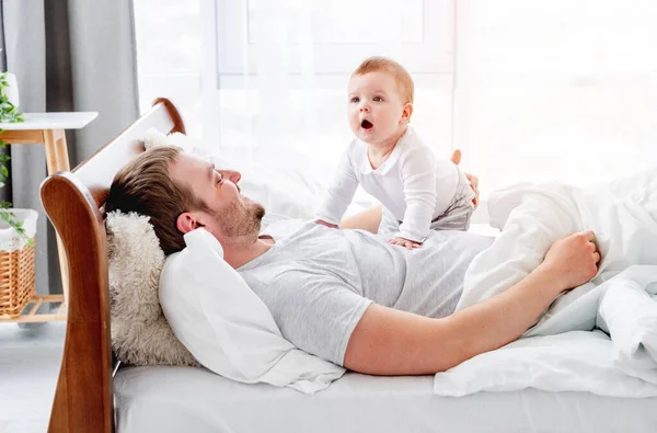 Vader met zoon in bed — Stockfoto