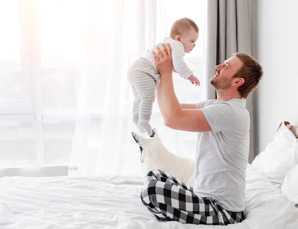 Père avec fils dans le lit — Photo