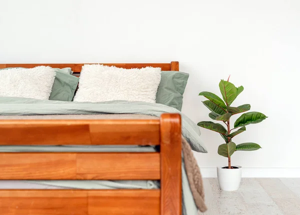 Łóżko drewniane we wnętrzu — Zdjęcie stockowe