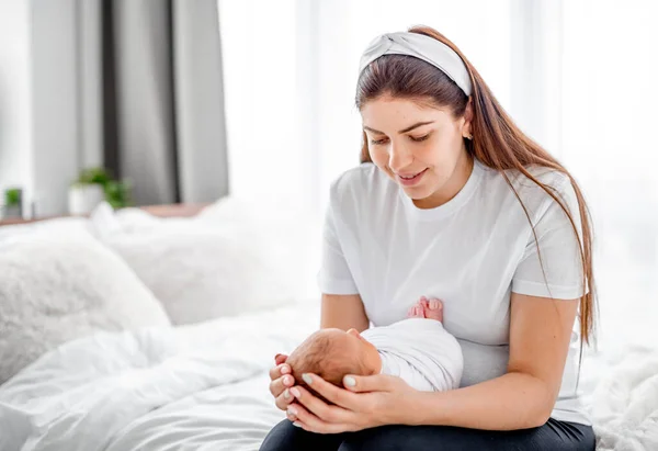 Mutter mit Neugeborenem — Stockfoto