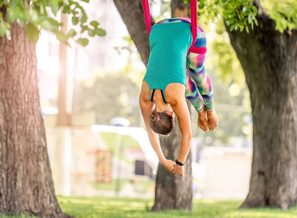 Fille faire du yoga mouche — Photo