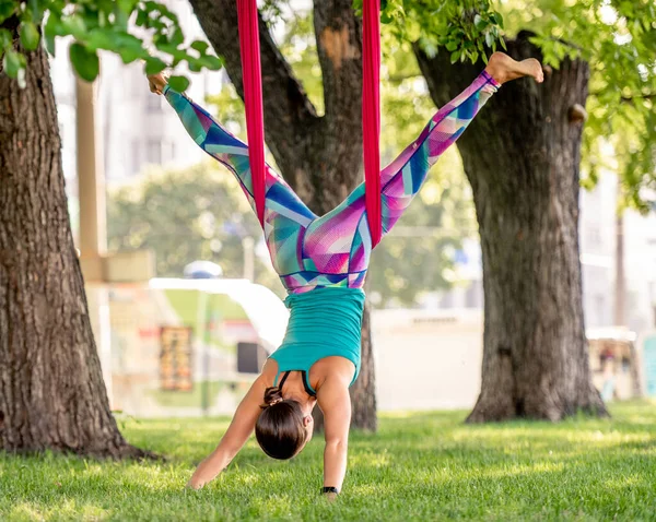 Mädchen beim Fly Yoga — Stockfoto