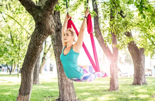 Flicka gör flyga yoga — Stockfoto