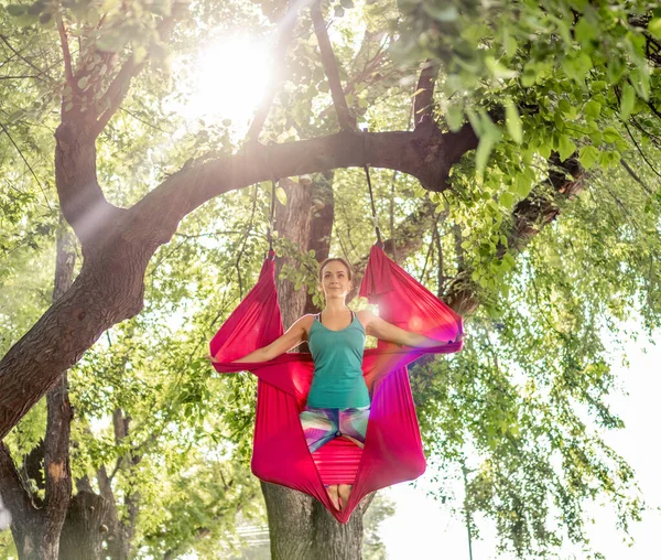 Mädchen beim Fly Yoga — Stockfoto