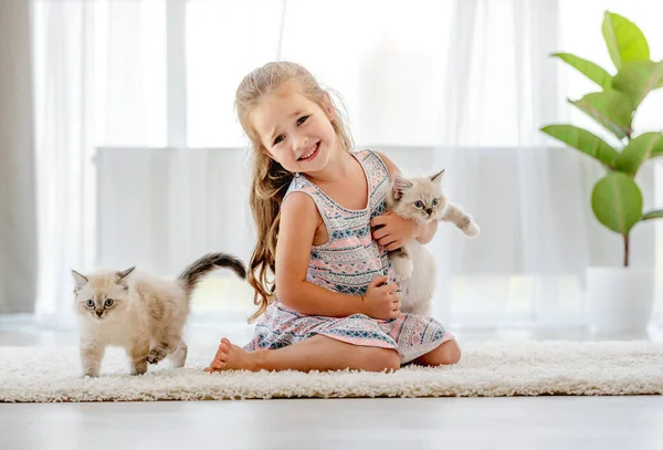 Девушка с котенком — стоковое фото