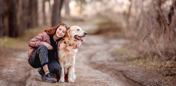 Ormanda Golden Retriever köpeği olan bir kız — Stok fotoğraf