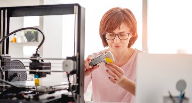 3D yazıcı ile çalışan kadın