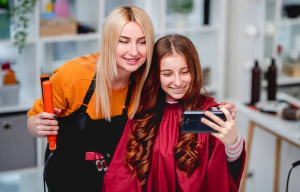 Frisör och modell gör selfie — Stockfoto