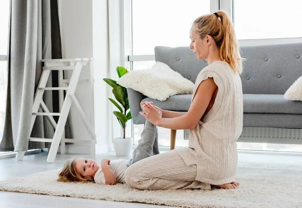 Mother makes exercise for child — Stock Photo, Image