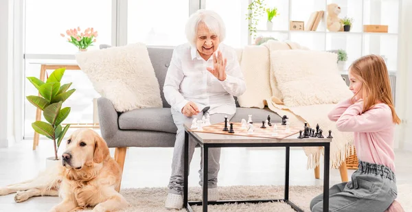 Menina jogando xadrez com a avó — Fotografia de Stock