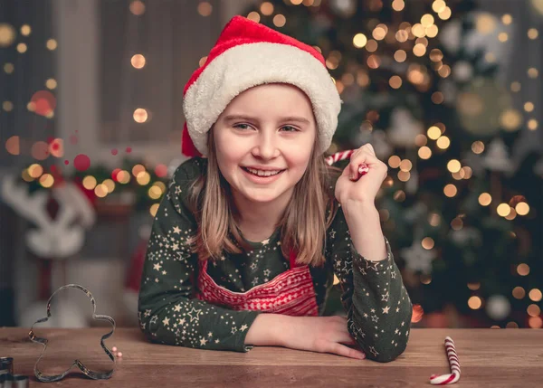 Ritratto di bambina con caramelle natalizie — Foto Stock