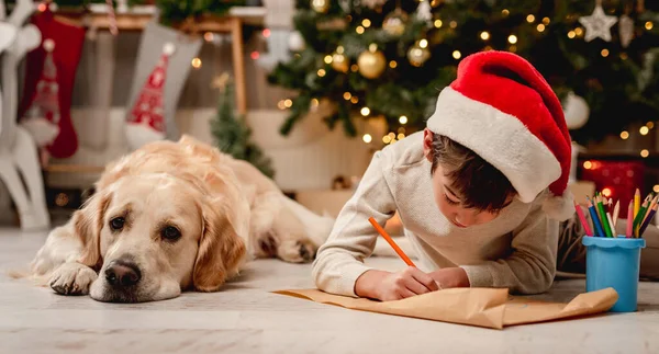 Liten pojke skriva brev till Santa — Stockfoto