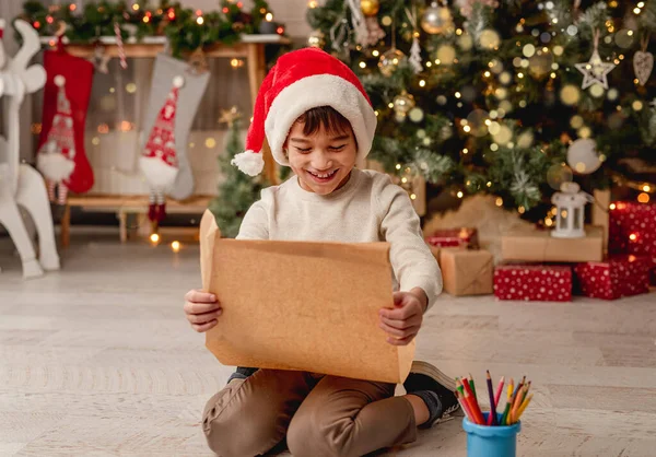 Bambino con lettera a Babbo Natale — Foto Stock