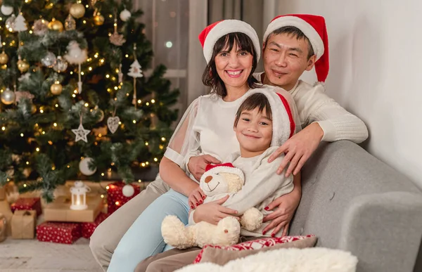 Ευτυχισμένη οικογένεια δίπλα στο χριστουγεννιάτικο δέντρο — Φωτογραφία Αρχείου