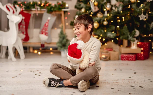 Liten pojke med nalle i tomteluva — Stockfoto