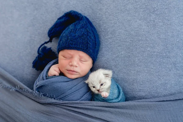 Recién nacido durmiendo con gatito — Foto de Stock