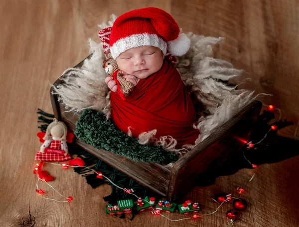 Bonito bebê recém-nascido usando chapéu de Papai Noel — Fotografia de Stock