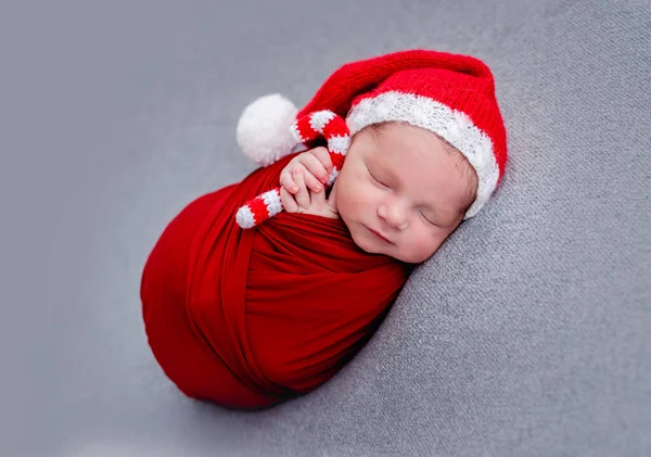 Noworodek śpiący z dzianinami świątecznymi cukierkami — Zdjęcie stockowe