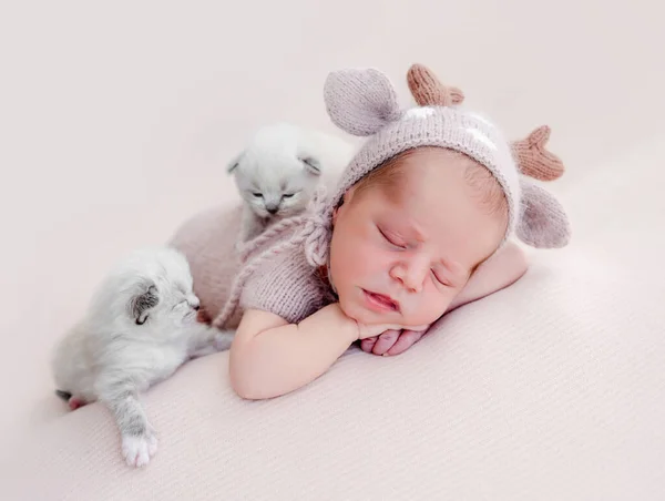 Recién nacido durmiendo con gatitos — Foto de Stock