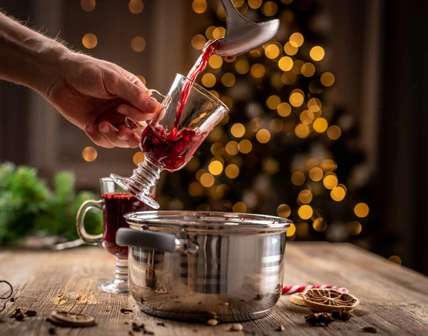 Häll rödglögg i glas — Stockfoto