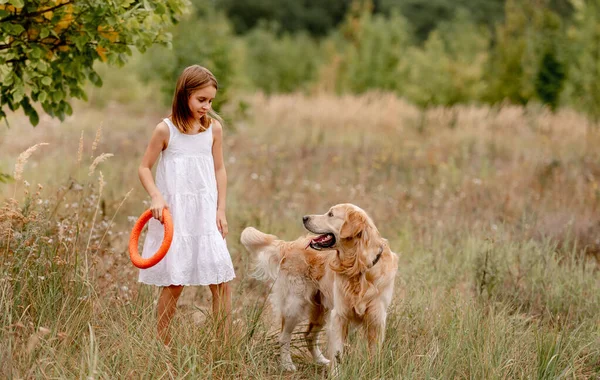 Golden retriever köpeği olan kız — Stok fotoğraf