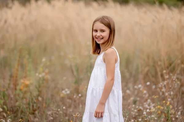 Preteen menina no campo — Fotografia de Stock