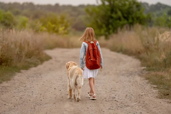 Chica con perro golden retriever —  Fotos de Stock