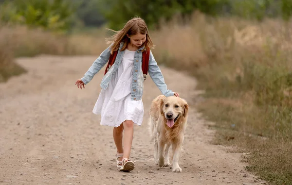 Κορίτσι με σκύλο γκόλντεν ριτρίβερ — Φωτογραφία Αρχείου