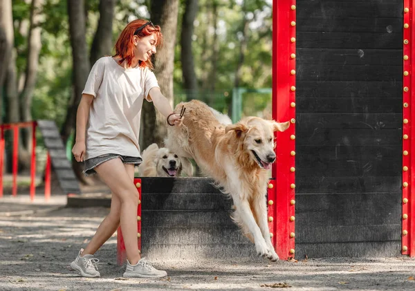 Golden retriever köpekli kız — Stok fotoğraf