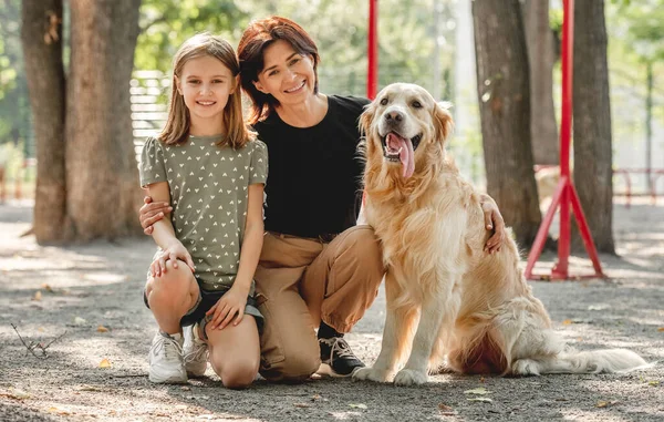 Golden retriever köpeği olan bir aile — Stok fotoğraf