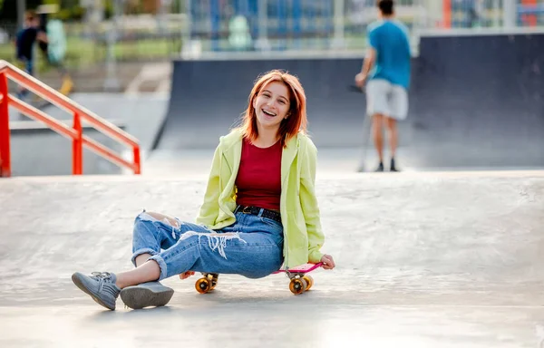 스케이트보드를 차고 야외에 있는 소녀 — 스톡 사진