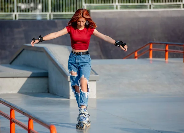 Дівчина з роликовими ковзанами на відкритому повітрі — стокове фото