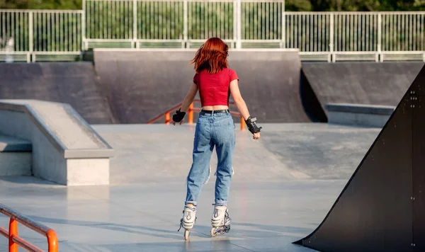 Meisje met rolschaatsen buiten — Stockfoto