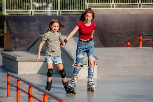 Filles avec patins à roulettes à l'extérieur — Photo