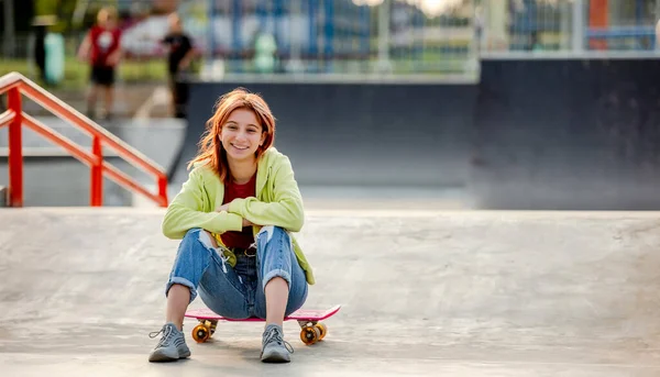 Menina Bonita Com Skate Sentado Sorrindo Livre Mulher Patinadora Perto — Fotografia de Stock