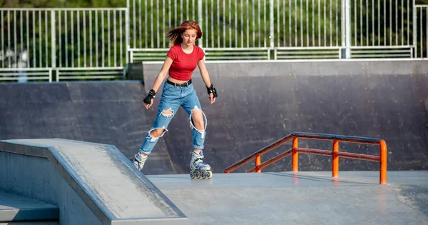 Hermosa Chica Patinando Rampa Del Parque Adolescente Femenina Con Rodillos —  Fotos de Stock