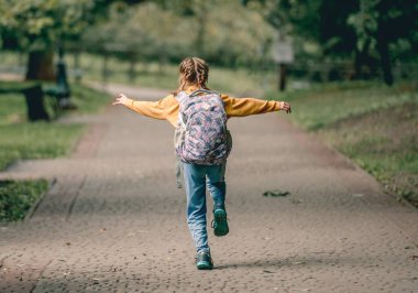 Sırt çantalı kız öğrenci.