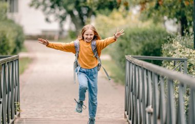 Sırt çantalı kız öğrenci.