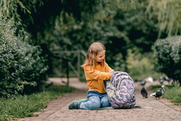 Школа с рюкзаком на открытом воздухе — стоковое фото