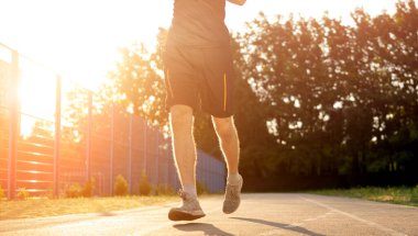 Adam dışarıda antrenman yapıyor.