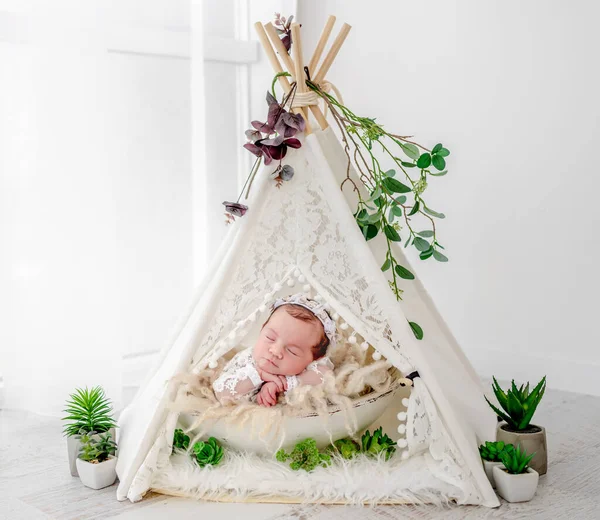 Newborn girl studio portrait — Stockfoto