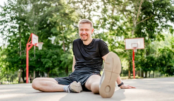 Homem fazendo exercício ao ar livre — Fotografia de Stock