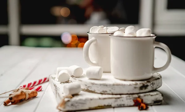 Canecas com cacau ao lado de marshmallow — Fotografia de Stock