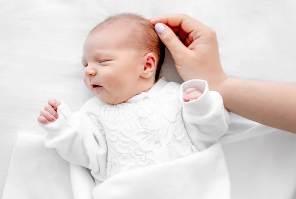 Newborn baby and mother hand — Stock Photo, Image