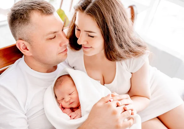 Família jovem com filha recém-nascida — Fotografia de Stock