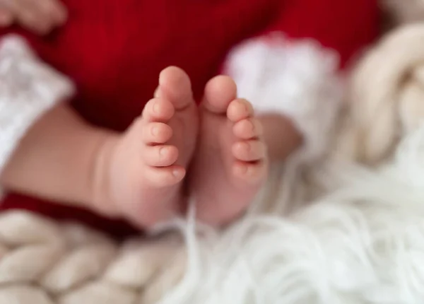 Piedi nudi di neonato in costume da Babbo Natale — Foto Stock