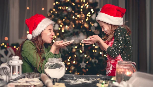 Küçük kızlar Noel kurabiyesi yapıyor — Stok fotoğraf