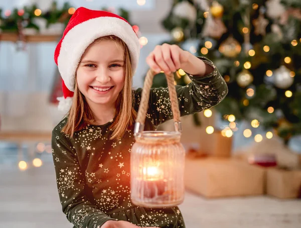 크리스마스 등불을 들고 있는 소녀 — 스톡 사진
