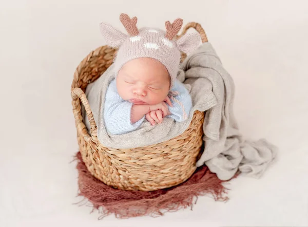 Nyfödd pojke i studio — Stockfoto